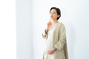 上司に妊娠報告したら「誰が？」、「出勤したなら仕事してね」の圧。働く母の職場でのモヤッと体験ありは約4割。リアルママボイス
