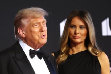 トランプにドラァグパフォーマーが抗議。ショーを禁止された会場に現れ、拍手で迎えられる