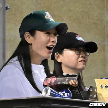 【PHOTO】アン・ウンジン＆脚本家キム・ウニ、プロ野球の試合を観戦