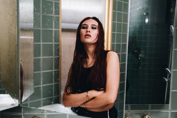 ミミ・ウェッブ、9/12リリースの新作アルバムから先行曲「Love Language」のミュージック・ビデオを公開