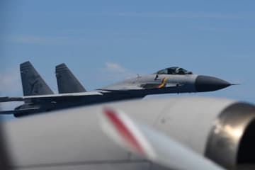 海上自衛隊　P-3C 中国軍J-15戦闘機、海自P-3Cに異常接近 防衛省が懸念表明