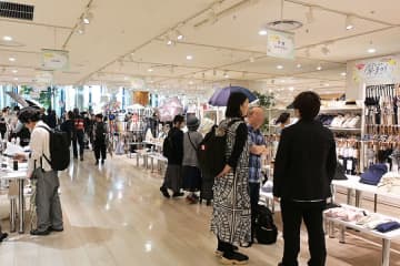 傘で体感マイナス６度？ 大阪・梅田で１万２０００本超えの傘祭り