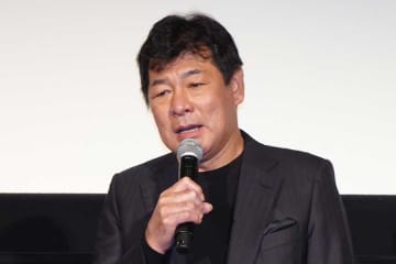 「ロケバスを降りる時は…」　妻が紹介した赤井英和の紳士的行動にネット称賛「ホントに素敵」
