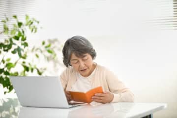 繰り上げ受給で月の年金約8万円「年金額よりも支出額の方が多くなる」65歳女性が語る老後生活