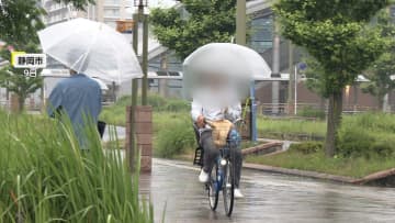 【危険】自転車の“傘差し運転”2026年4月から5000円の反則金　傘差し運転の事故の瞬間！　「片手ブレーキで制動距離伸び」高まる危険性