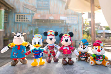 東京ディズニーシー、飛行機工場を舞台にした新ステージショーのぬいぐるみバッジ/クッション/フライトタグほか