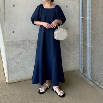 ネイビーのワンピースに合うバッグの色は？ 定番色から差し色までおすすめ配色ガイド