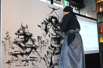 迫力の墨絵パフォに観光客も釘付け、裏なんばのハイアット１周年
