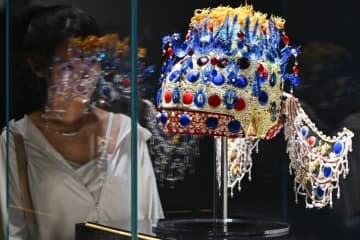 中国国家博物館で山東省淄博市のガラス作品などを紹介するガラス芸術展