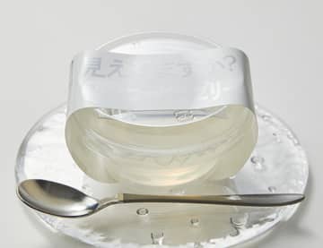 透明なのにコーヒーゼリーの味!? 透明ミルク風ソース付きの不思議なデザート! ローソンが「徳島産業 見えてますか？すけ～るコーヒーゼリー すけるミルク付き」を発売