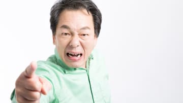 〈年金20万円〉〈退職金3,600万円〉勝ち組のはずが…67歳元部長、店員に掴みかかる「迷惑老人」と化すまでの一部始終
