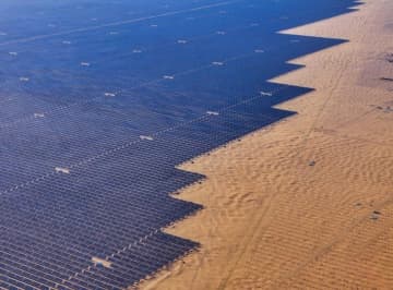 内モンゴルの砂漠の中に「青い海」が出現―中国