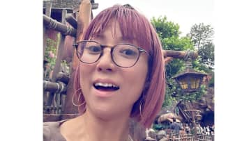 4児の母・hitomi 息子たちとの笑顔3S公開！ディズニーで披露した“ミニ丈コーデ”にも注目「アクティブで素敵」