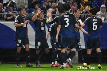 ｢そうか！違和感はそこかw｣｢すごいしゃがんでる笑｣日本代表DF20歳の試合前“初体験ショット”が話題！｢一番背が高いのに｣｢1列目！新鮮｣の声