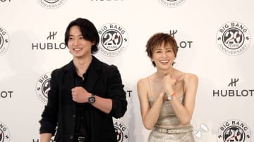 【動画】山崎賢人&米倉涼子、英語で祝辞　スイス高級時計を着け登壇　ビックバンな転機は？