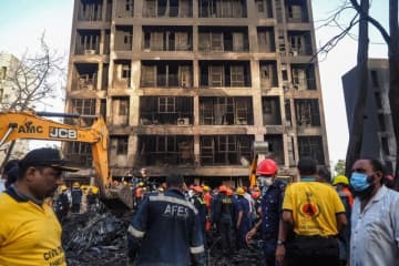 インド機墜落、２９０人死亡　地上でも多数巻き添えか