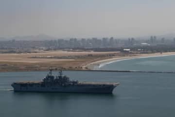 日本に向けて米海軍強襲揚陸艦“トリポリ”出航、“アメリカ”とバトンタッチ