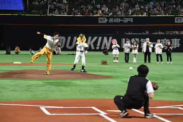新浜レオンが福岡ソフトバンクホークス戦で始球式　高校同級生の元選手・現広報の重田倫明さんと再会＆WAKI WAKIダンスで盛り上がレオン！