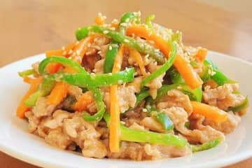パサパサしない！ コスパよしの「豚こま切れ肉」を、しっとりおいしく調理する「青椒肉絲（チンジャオロース）」【なにもしたくない日のひらめきレシピ・3】