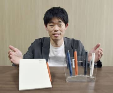 ピタッとノートの一部にくっつき、持ち運びに便利なボールペン　人気の「ピタン」開発者にヒットのヒントを聞いた【経済トレンド】