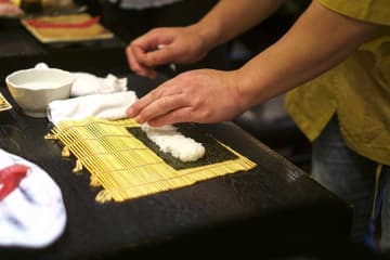 デンマーク大使「私は素人ですが…」　ねじり鉢巻きで腕前を披露　友人にも振る舞っていた「大好き」な日本食とは