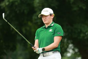 岩井明愛が首位と2差の3位発進　渋野日向子は43位