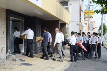 「ひさしの下が腐っている」「早く直さないと雨漏り」…必要のない屋根修理の訪問勧誘　詐欺未遂などの疑いで男ら10人を逮捕　埼玉県警　700件、8億円近くを契約していたか　県警は組織の全容解明進める