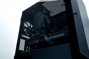 【プロダクトレビュー・ショーケース】こういうのでいいんだよ！ホビーに強い“駿河屋”の9700X+RTX 5070 Ti搭載「SURUGA 9000STi」は30万円の本格派ゲーミングPCMicroATX仕様でベテランも納得の良バランス text by 芹澤 正芳