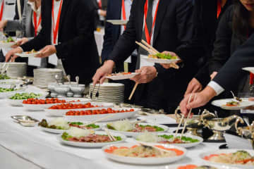 立食パーティーで取った料理をシェアするのはNG？　失敗しない食事のマナーとは