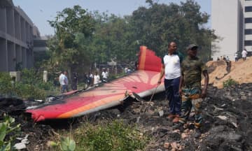インド機の墜落事故、200人余りが遺体で発見