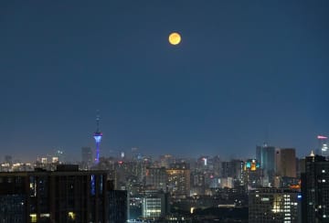 中国各地で今年最も高度の低い満月が出現