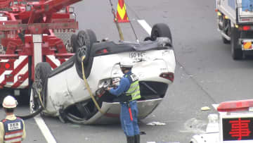 首都高の真ん中で横転…トラックと接触、ひっくり返り車を運転していた男性けが　首都高湾岸線・大井JCT付近