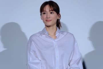 綾瀬はるかの「オン眉前髪ショット」をスタイリストが投稿⇒「メガネも似合っててステキ」とファン