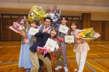 土曜ドラマ「なんで私が神説教」の全キャストがクランクアップ 主演の広瀬アリスが生徒たちからのサプライズに大感激
