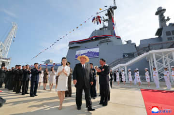 金正恩総書記「来年から毎年2隻ずつ建造」海軍強化の方針示す　海上で一時横倒しになった新型駆逐艦の進水式行われる　北朝鮮メディア