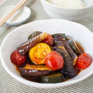 【これ作ったら夏は優勝！】なす・ズッキーニ・ミニトマトの焼肉だれ煮浸しがうますぎる！