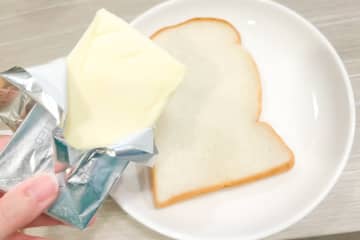 硬くて塗りにくいバターは「こうする」と楽ちん　発想に驚き「そうか」「思いつかなかった！」