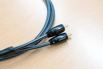 AudioQuest、音質向上を体感できる最エントリー・RCAケーブル「TOWER RCA」