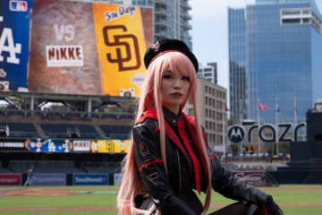 オオタニサンも見てた？『勝利の女神：NIKKE』ラピがメジャーの始球式に降り立つ！海外人気ストリーマーが10万人以上の観客をコスプレで魅了
