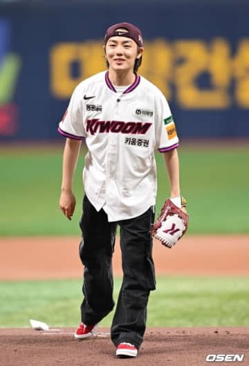 【PHOTO】ユン・ヒョンス＆イ・ジョンシク、始球式に登場…爽やかな笑顔