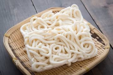 【夏のうどんレシピの新定番】トマトとツナでさっぱり！10分で作れる「冷製サラダうどん」のレシピ