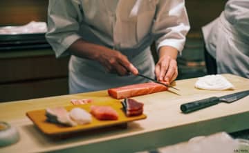 異色の経歴が話題の寿司職人...料理人の人生そのものが「美味しい」一流店