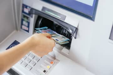 都内で一人暮らしを始めた大学生の息子。家賃が10万円するので生活費を入れて「月15万円」ほど渡したいのですが、贈与税はかかりますか？
