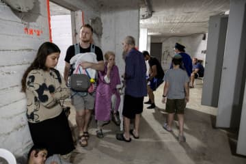 白煙、暗闇のイラン首都に　テレビ映像には巨大な閃光