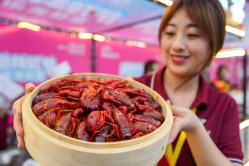 ザリガニ祭りでザリガニ尽くしのグルメを堪能　中国江蘇省盱眙県