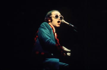 エルトン・ジョン、レイ・クーパーとの1977年英公演のライブ盤がCD化＆配信決定