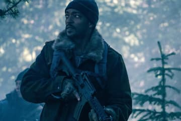 『エレベーション 絶滅ライン』本予告公開　アンソニー・マッキーがモンスターと戦う様子も