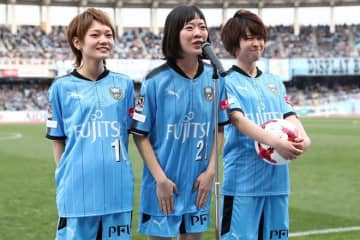 「勝利の女神～！」人気ガールズバンドが川崎のホームゲームを観戦！ ピースサインの笑顔ショットに反響「最高」「可愛すぎる」