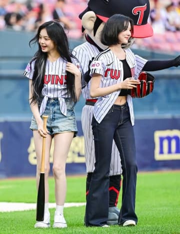 Hearts2Heartsのジウとイアン、“ヘソ出し始球式”があまりに可愛すぎると話題に…逆転勝利にも貢献!?【PHOTO】