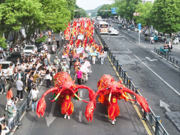ザリガニ祭りで華やかなパレード　中国江蘇省盱眙県